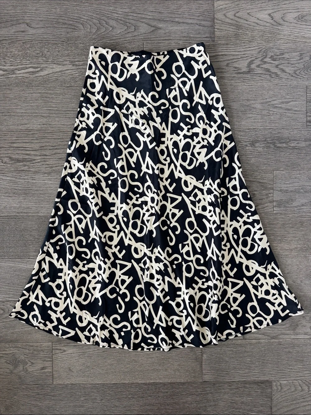 🌼H&M🌼 Black and White Graphic A-Line Matte Satin Skirt, Size 6